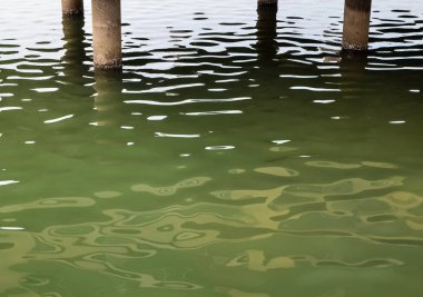 Sütun ile deniz suyu yüzeyi