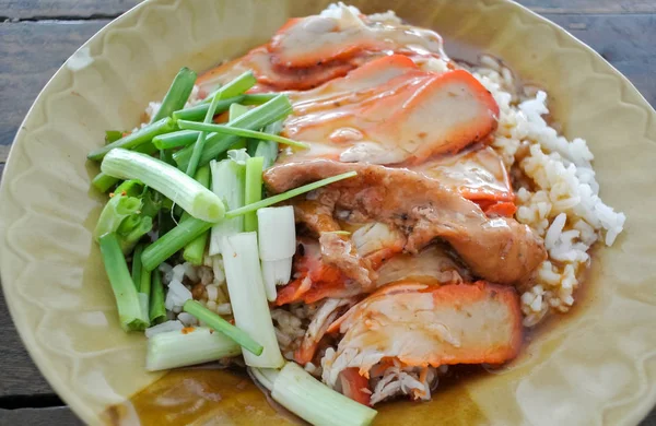 Cerdo asado con salsa dulce sobre arroz —  Fotos de Stock