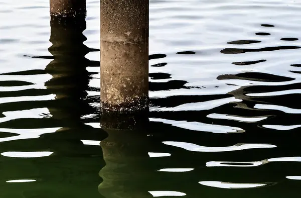 Povrch mořské vody se sloupcem — Stock fotografie