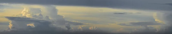 Vista panorámica de las nubes — Foto de Stock