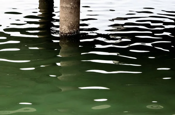 Sütun ile deniz suyu yüzeyi