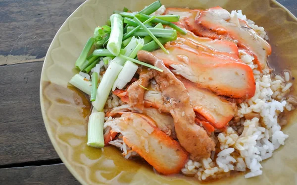 Cerdo asado con salsa dulce sobre arroz —  Fotos de Stock