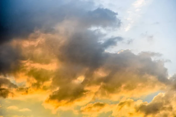 Nubes con efecto de luz al atardecer —  Fotos de Stock
