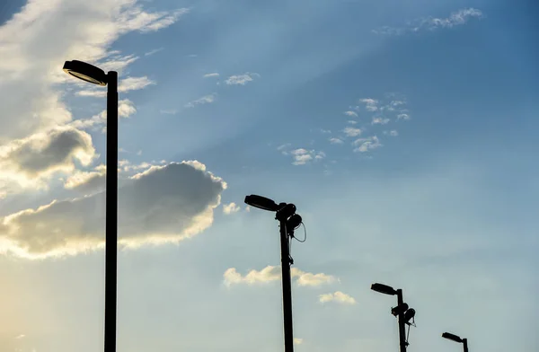 Полярная лампа на фоне вечернего неба — стоковое фото