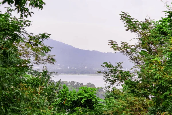 Vista al lago desde la montaña — Foto de Stock