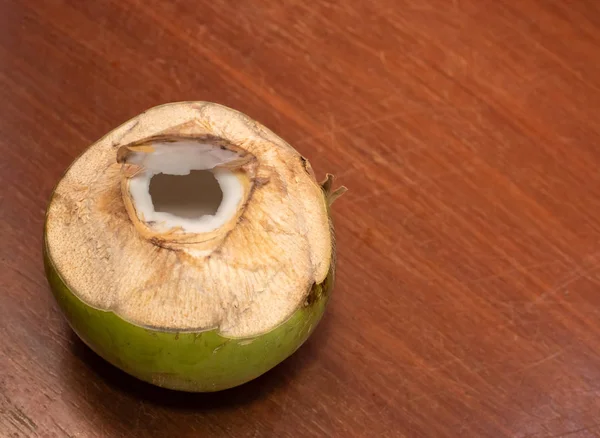Fruta de coco aberta sobre mesa de madeira — Fotografia de Stock