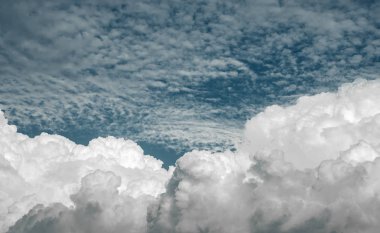 mavi gökyüzünde güzel bulutlar 