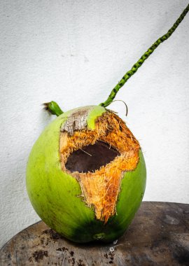 Yeşil Hindistan cevizi ile masa üzerinde delik