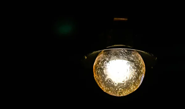 Lumineux de la lampe suspendue à l'endroit sombre — Photo