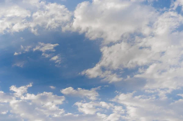 Nuvens agradáveis no céu azul — Fotografia de Stock