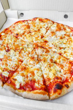 İtalyan pizza kutusunda dört peynir