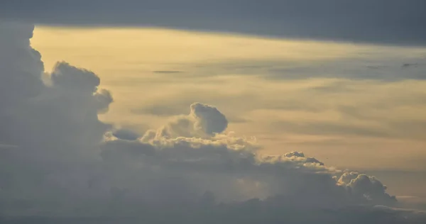 Wolken am Abendhimmel — Stockfoto