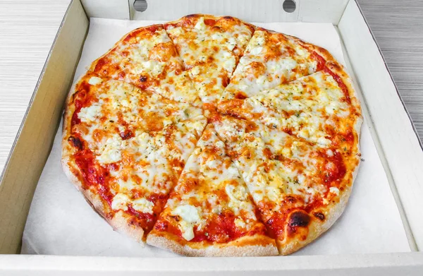 Italienische Pizza vier Käse in Box — Stockfoto