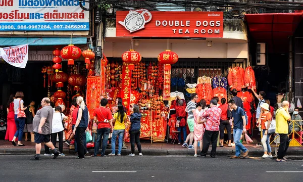 Ludzie chodzą i zakupują w Chinatown — Zdjęcie stockowe