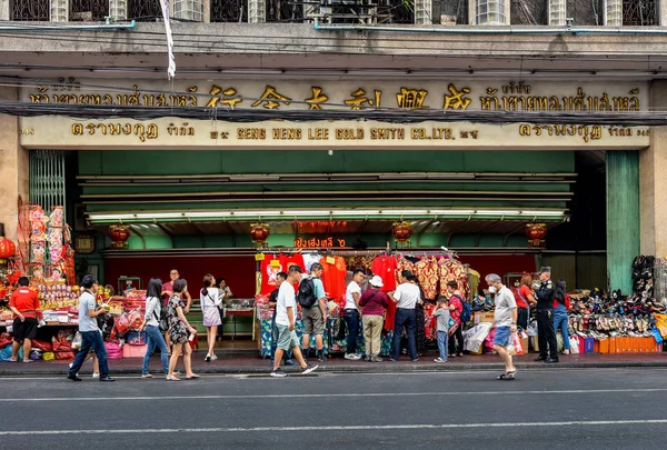Chinatown'da yürüyen ve alışveriş yapanlar — Stok fotoğraf