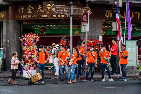 Människor som går och handlar i Chinatown — Stockfoto