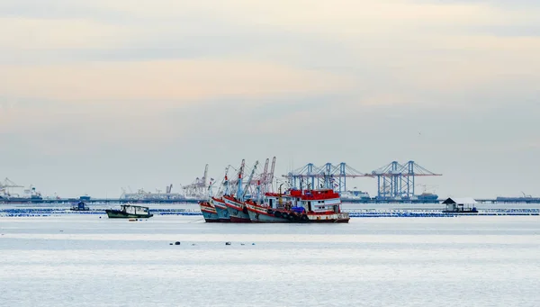 Amarrage de bateaux de pêche en mer — Photo