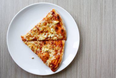 Beyaz çanak İtalyan pizza dört peynir