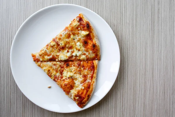 Pizza italiana cuatro quesos en plato blanco —  Fotos de Stock