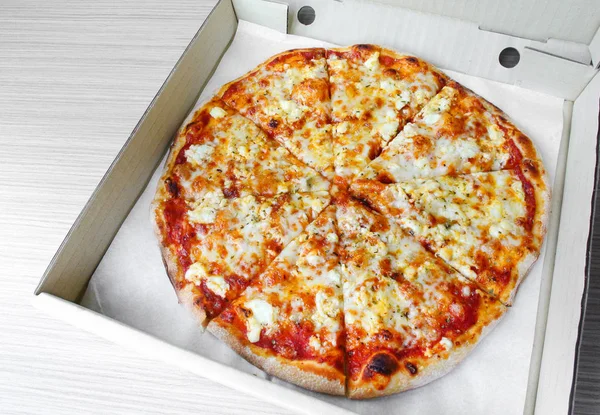 İtalyan pizza kutusunda dört peynir — Stok fotoğraf