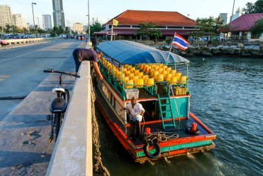 Kimliği belirsiz adam yardım tekne sürücüsü Srirach yolcu teknesi bağlı
