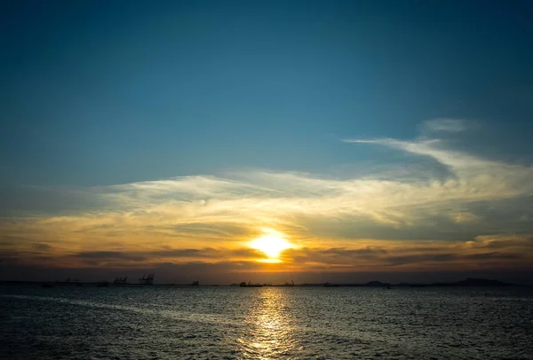 Pôr do sol no mar com nuvens e silhueta de ilha — Fotografia de Stock