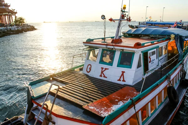 Porto de Sriracha com barco de passageiros — Fotografia de Stock