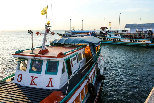 Porto de Sriracha com barco de passageiros — Fotografia de Stock