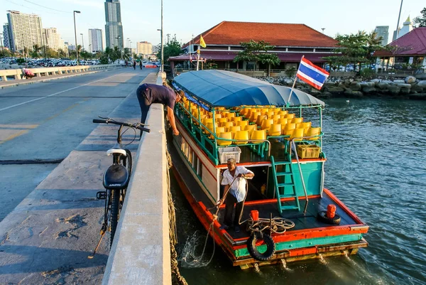 Orang tak dikenal membantu pengemudi perahu mengikat perahu penumpang di Srirach — Stok Foto