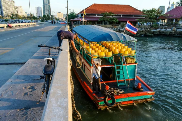 Un homme non identifié aide un conducteur de bateau attaché bateau à passagers à Srirach — Photo