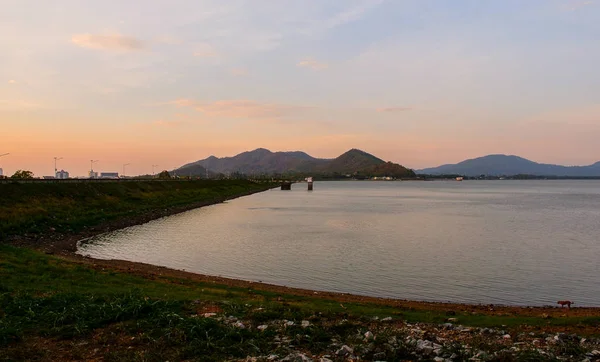 Mooi uitzicht op het meer met moutain belde 's avonds Sky achtergrond — Stockfoto