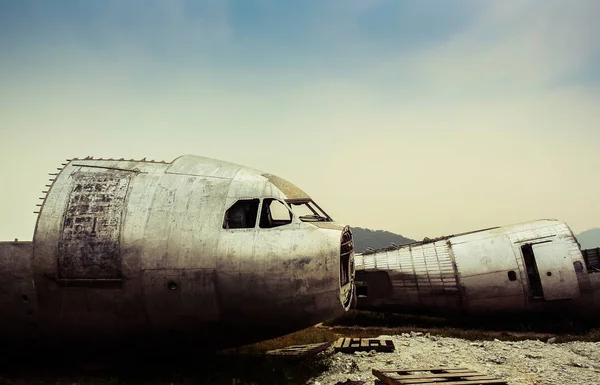 Beschädigung des Flugzeugs auf Feld — Stockfoto