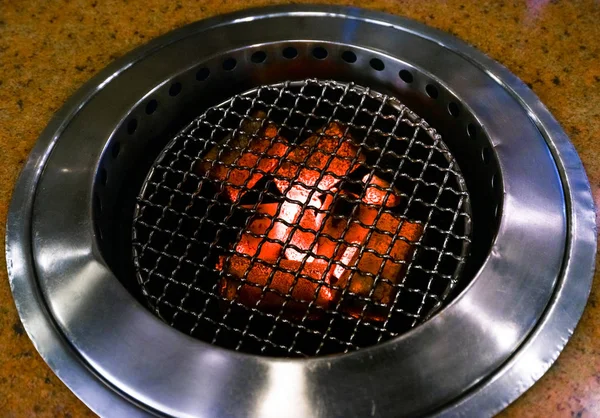 Oheň v kamnech připravený na BBQ u stolu — Stock fotografie