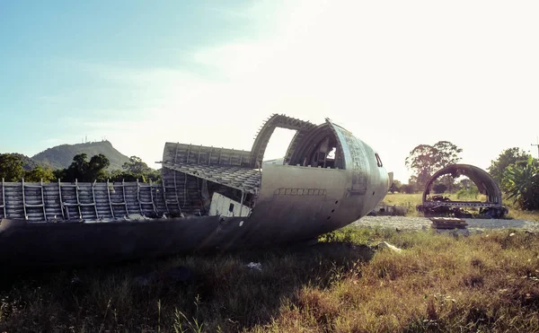 Beschädigung des Flugzeugs auf Feld — Stockfoto