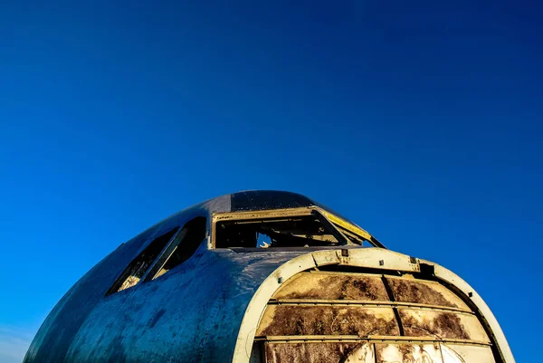 Cabeza de avión dañado primer plano disparo con el fondo del cielo — Foto de Stock