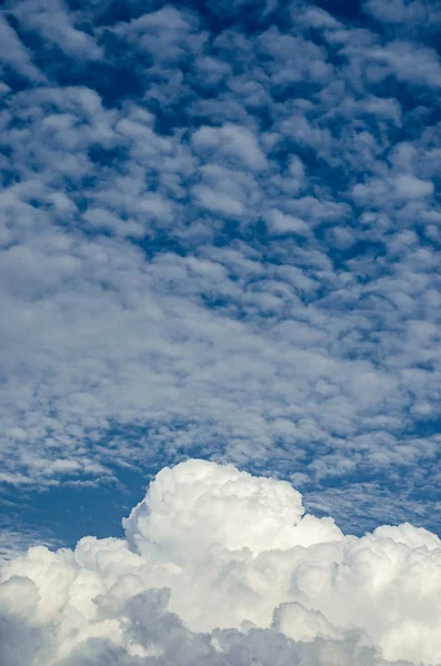 Nuvens agradáveis no céu azul — Fotografia de Stock