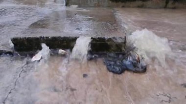 Su borusunda taşma dan su