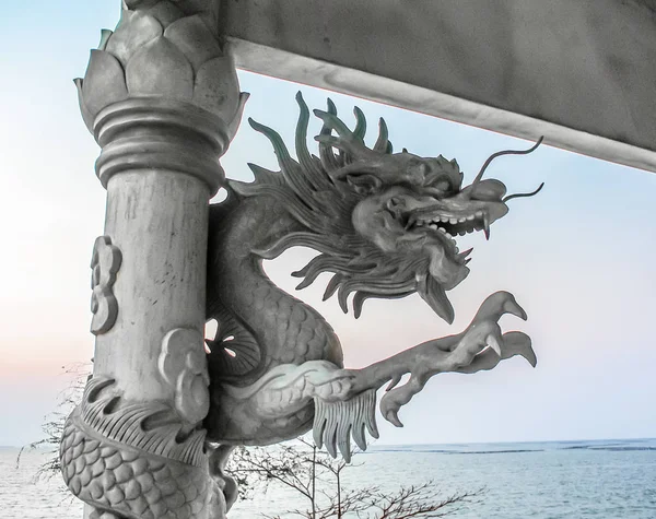 Patung naga Cina tanpa cat warna — Stok Foto