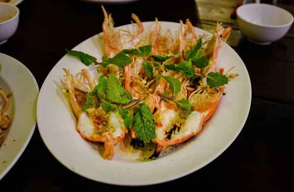 Camarones a la parrilla con salsa picante —  Fotos de Stock