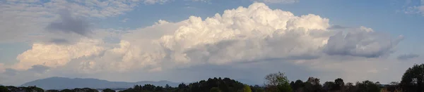 Vista panorâmica das nuvens no céu azul — Fotografia de Stock