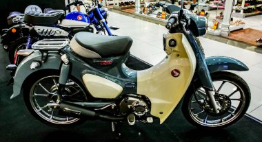 Alışveriş merkezinde motosiklet gösterisi