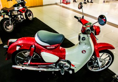 Alışveriş merkezinde motosiklet gösterisi