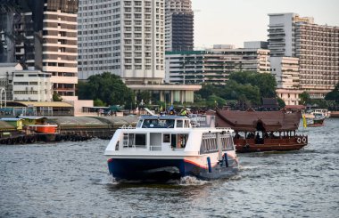 Teknede cep telefonuyla fotoğraf çektiren yolcular