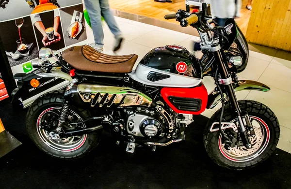 Motocicleta show no shopping — Fotografia de Stock