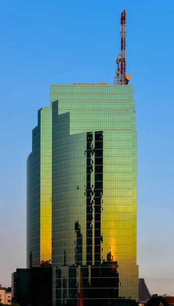 Edificio CAT Telecom con reflexión al atardecer sobre fachadas de vidrio — Foto de Stock