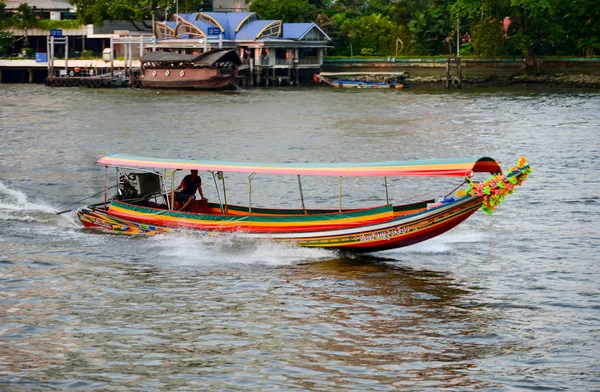 Bateau à queue longue à la rivière Chao Phraya — Photo