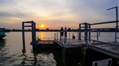 Bangkok, Tayland - 11 Temmuz : 11 Temmuz 2019 tarihinde Bangkok, Tayland Chao phraya nehri bangna feribot limanında gün batımı zaman atlamalı