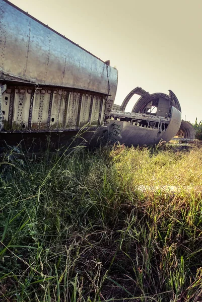 Flugzeugwrack auf verlassenem Feld — Stockfoto