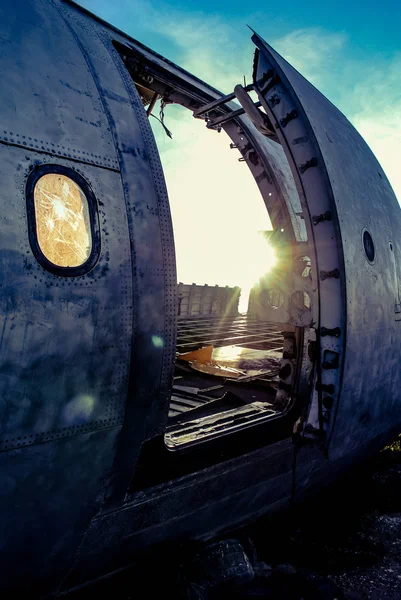 Tür des Flugzeugwracks auf verlassenem Feld — Stockfoto