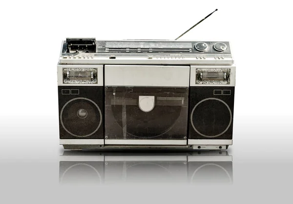 Vintage adio e fita cassete player isolado em backgrou branco — Fotografia de Stock
